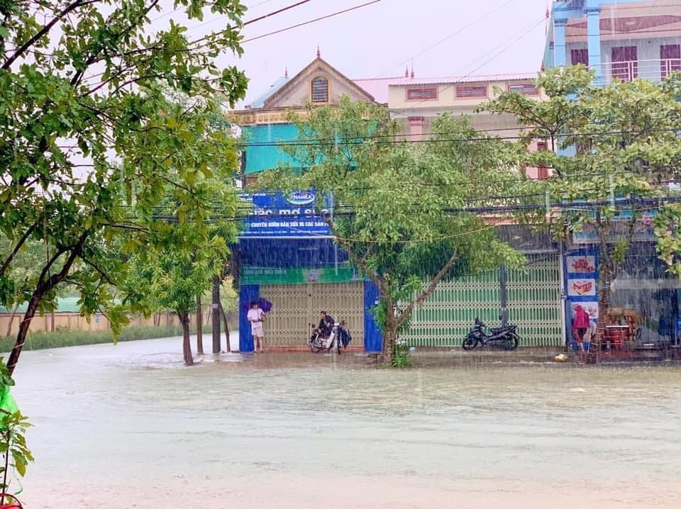 Thời tiết đêm 18 ngày 19/10: Cảnh báo lũ quét, sạt lở đất và ngập úng ở các tỉnh Trung Bộ Thời tiết đêm 18 ngày 19/10: Cảnh báo lũ quét, sạt lở đất và ngập úng ở các tỉnh Trung Bộ