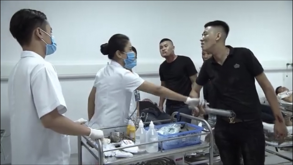 Lửa ấm - Tập 14 (tối 20/10): Minh cứu người yêu cũ, Thủy bị xã hội đen tấn công Lửa ấm - Tập 14 (tối 20/10): Minh cứu người yêu cũ, Thủy bị xã hội đen tấn công