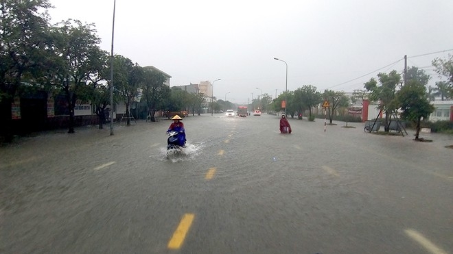 Thời tiết đêm 30 ngày 31/10: Trung Bộ nguy cơ ngập lụt sâu trên diện rộng Thời tiết đêm 30 ngày 31/10: Trung Bộ nguy cơ ngập lụt sâu trên diện rộng