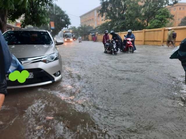 Hà Tĩnh: Nhiều tuyến đường bị ngập sâu, lốc xoáy làm tốc mái nhiều nhà dân Hà Tĩnh: Nhiều tuyến đường bị ngập sâu, lốc xoáy làm tốc mái nhiều nhà dân