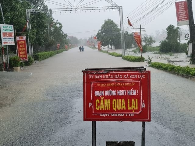Hà Tĩnh: Nhiều tuyến đường bị ngập sâu, lốc xoáy làm tốc mái nhiều nhà dân Hà Tĩnh: Nhiều tuyến đường bị ngập sâu, lốc xoáy làm tốc mái nhiều nhà dân