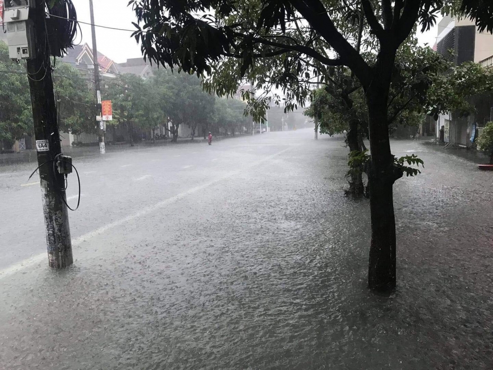 Hà Tĩnh: Nhiều tuyến đường bị ngập sâu, lốc xoáy làm tốc mái nhiều nhà dân Hà Tĩnh: Nhiều tuyến đường bị ngập sâu, lốc xoáy làm tốc mái nhiều nhà dân