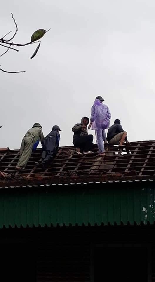 Hà Tĩnh: Nhiều tuyến đường bị ngập sâu, lốc xoáy làm tốc mái nhiều nhà dân Hà Tĩnh: Nhiều tuyến đường bị ngập sâu, lốc xoáy làm tốc mái nhiều nhà dân