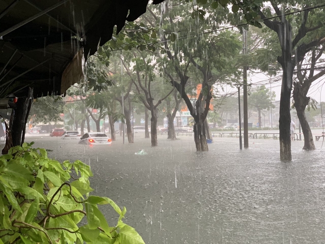 Tin áp thấp nhiệt đới (suy yếu từ bão số 10): Gây mưa lớn từ Huế đến Quảng Ngãi Tin áp thấp nhiệt đới (suy yếu từ bão số 10): Gây mưa lớn từ Huế đến Quảng Ngãi