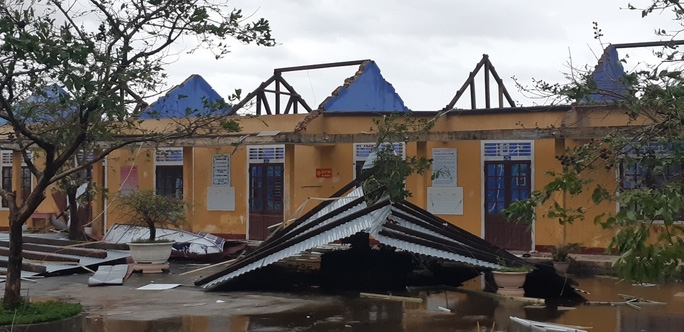 Huế cây đổ, nhà tốc mái trước thềm bão số 13 Huế cây đổ, nhà tốc mái trước thềm bão số 13