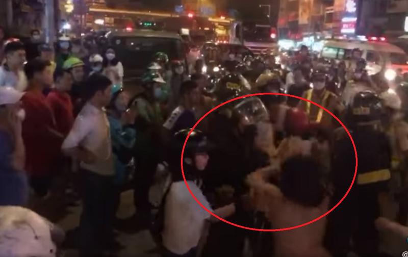 Clip: Cô gái đánh CSGT đòi thả chồng gây náo loạn đường phố Clip: Cô gái đánh CSGT đòi thả chồng gây náo loạn đường phố