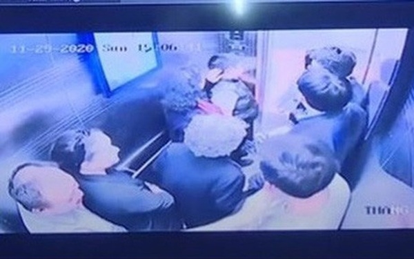 Hà Nội: Thang máy rơi tự do, 11 người trong gia đình gặp nạn Hà Nội: Thang máy rơi tự do, 11 người trong gia đình gặp nạn