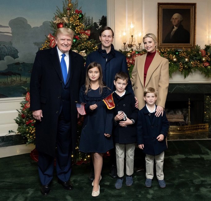 Ái nữ nhà Trump khoe ảnh giáng sinh không có sự xuất hiện của mẹ kế Ái nữ nhà Trump khoe ảnh giáng sinh không có sự xuất hiện của mẹ kế