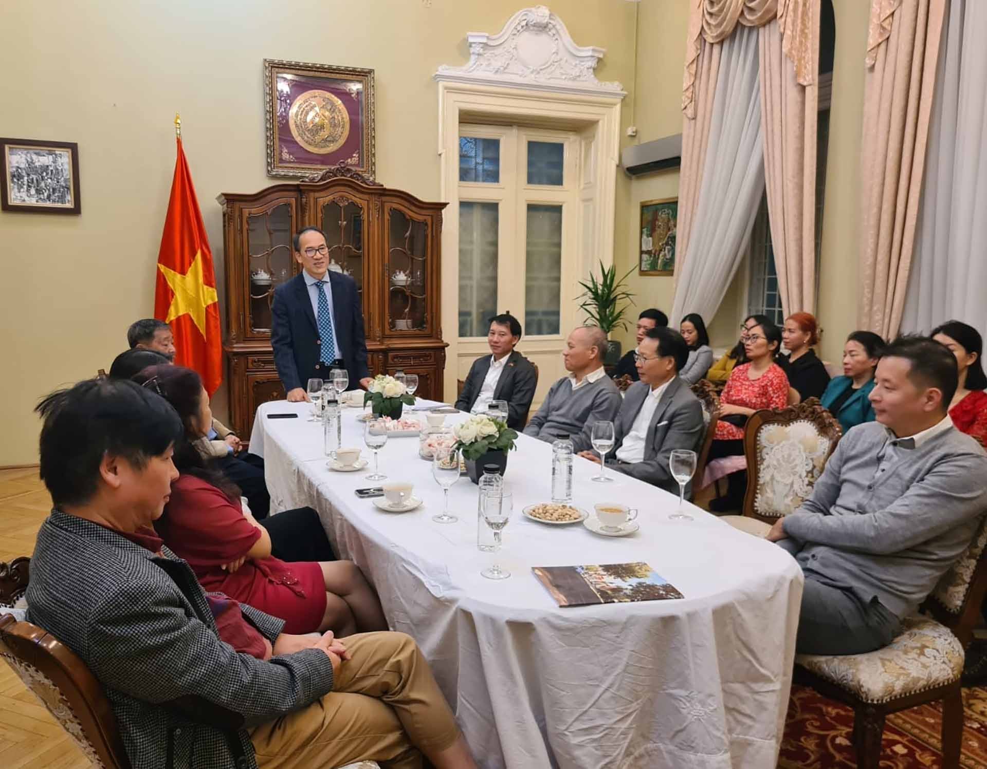 Đại sứ Đỗ Đức Thành biểu dương, đánh giá cao kết quả hoạt động của Cộng đồng, các hội đoàn người Việt tại Romania. Đại sứ Đỗ Đức Thành biểu dương, đánh giá cao kết quả hoạt động của Cộng đồng, các hội đoàn người Việt tại Romania.