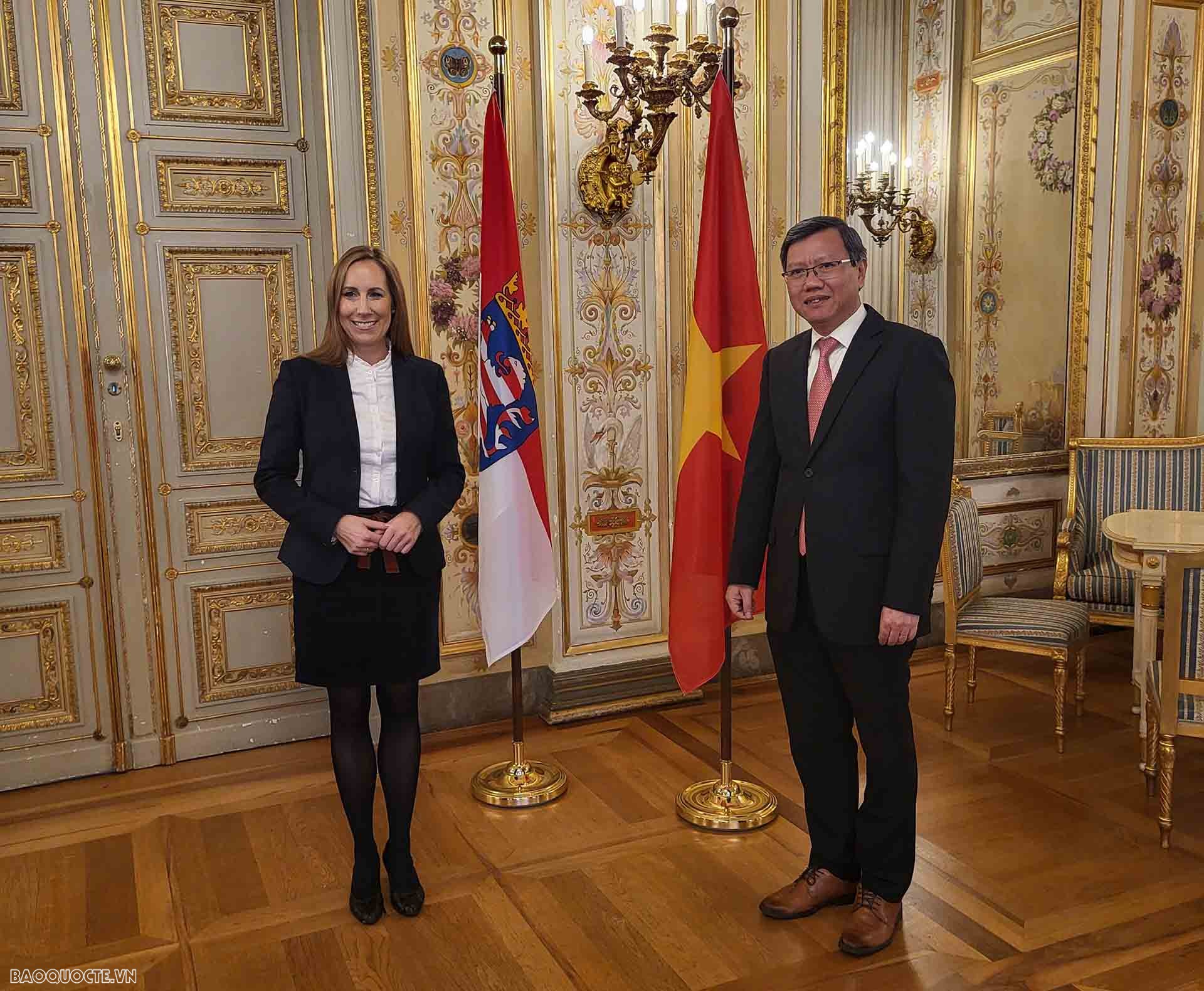 Tổng lãnh sự Lê Quang Long và bà Astrid Wallmann. Tổng lãnh sự Lê Quang Long và bà Astrid Wallmann.