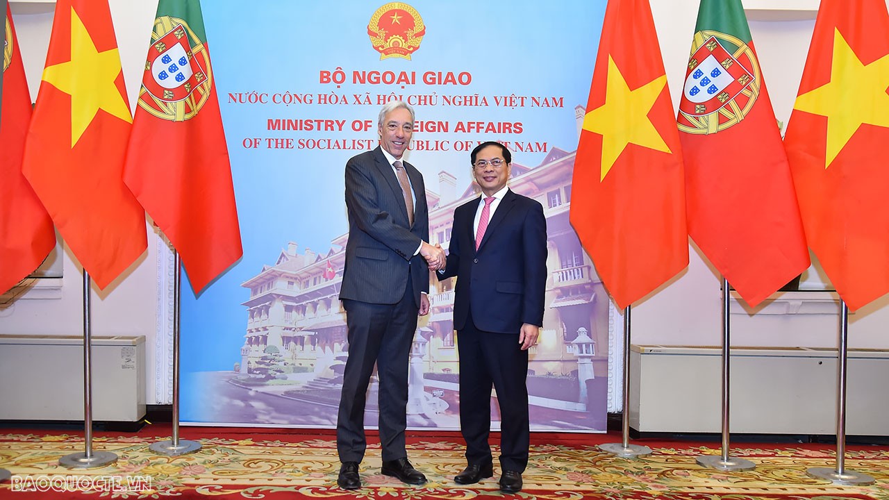 Nhắc lại các chuyến thăm cấp cao của Lãnh đạo Việt Nam tới Bồ Đào Nha gần đây đã tạo ra các dấu mốc quan trọng cho quan hệ giữa hai nước, Bộ trưởng Bùi Thanh Sơn đề nghị hai bên tiếp tục củng cố và mở rộng hơn nữa quan hệ đã có trên các lĩnh vực chính trị, kinh tế - thương mại, văn hóa - giáo dục và du lịch - thể thao.