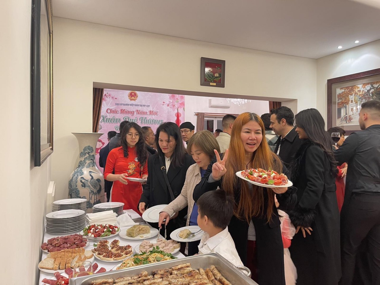 (01.18) Bà con người Việt Nam và bạn bè quốc tế thưởng thức một số món ăn Việt Nam mang đậm bản sắc của Tết Việt. (01.18) Bà con người Việt Nam và bạn bè quốc tế thưởng thức một số món ăn Việt Nam mang đậm bản sắc của Tết Việt.
