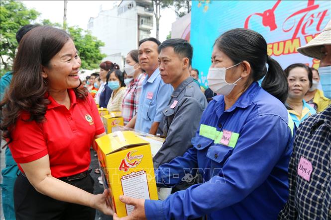 Đón Tết cùng công nhân, người lao động tại các khu nhà trọ Chú thích ảnh