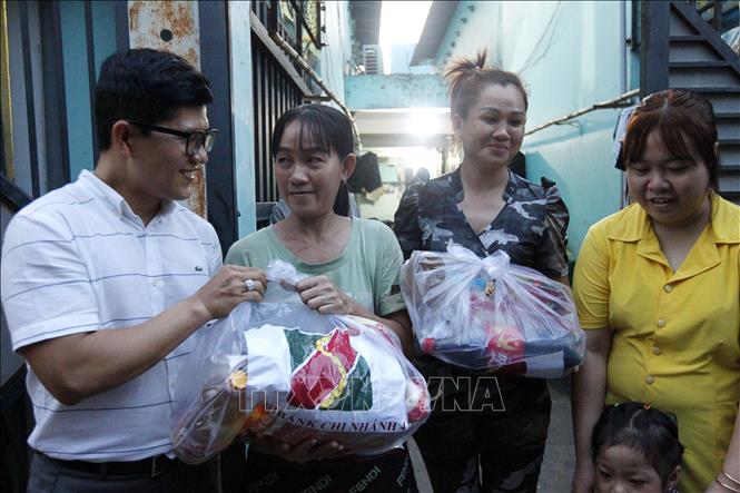 Đón Tết cùng công nhân, người lao động tại các khu nhà trọ Chú thích ảnh
