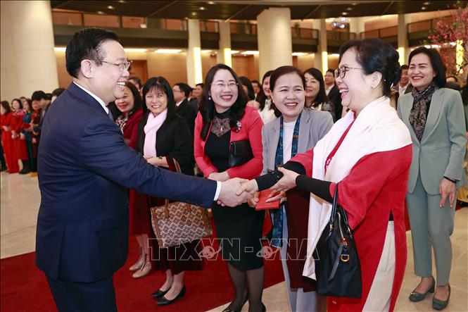 Chủ tịch Quốc hội Vương Đình Huệ gặp mặt đầu Xuân ở Văn phòng Quốc hội Chú thích ảnh