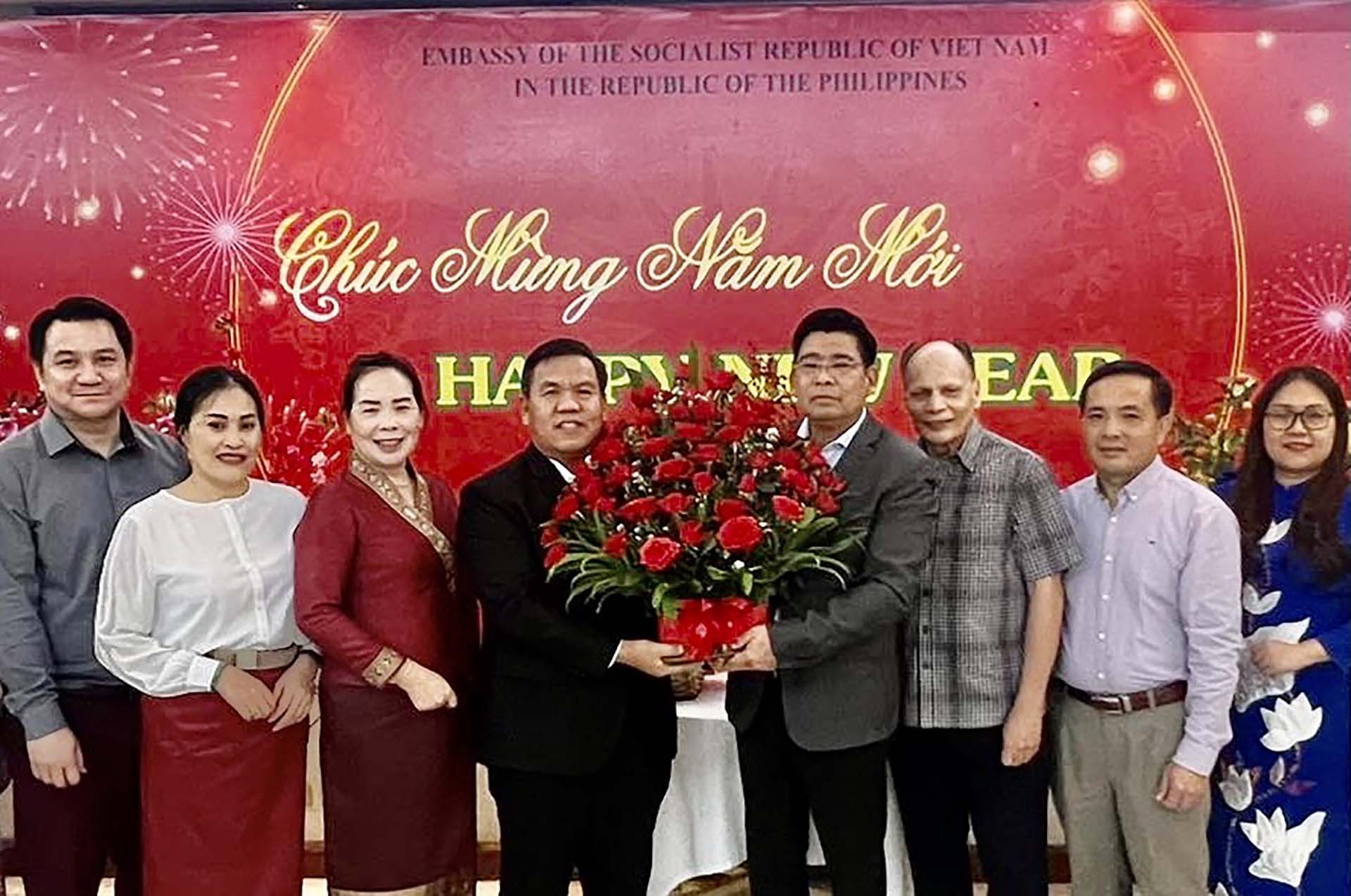 Đại sứ quán Lào và Campuchia chúc Tết Đại sứ quán Việt Nam tại Philippines nhân dịp Xuân Quý Mão Đại sứ quán Lào và Campuchia chúc Tết Đại sứ quán Việt Nam tại Philippines nhân dịp Xuân Quý Mão