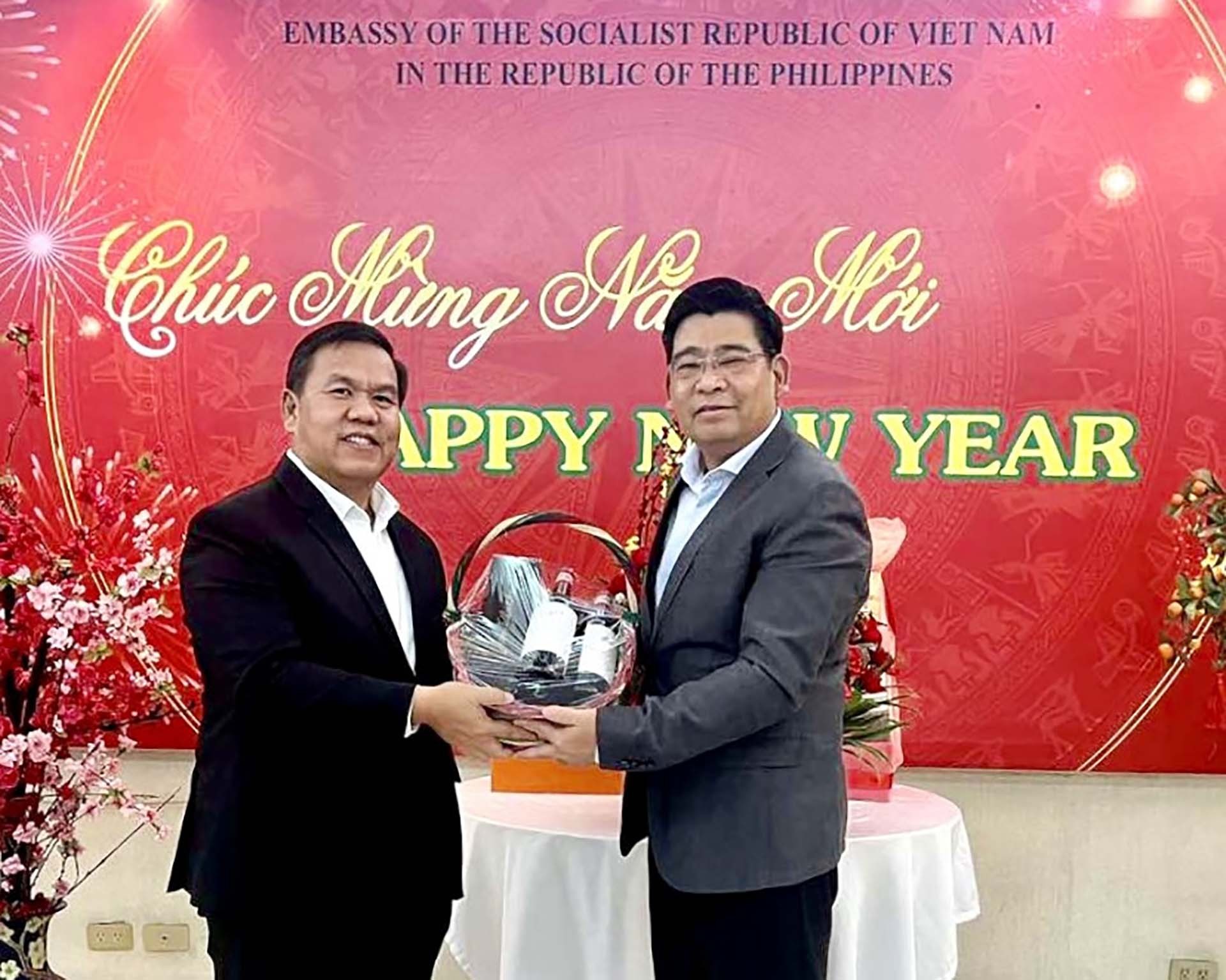 Đại sứ quán Lào và Campuchia chúc Tết Đại sứ quán Việt Nam tại Philippines nhân dịp Xuân Quý Mão Đại sứ quán Lào và Campuchia chúc Tết Đại sứ quán Việt Nam tại Philippines nhân dịp Xuân Quý Mão