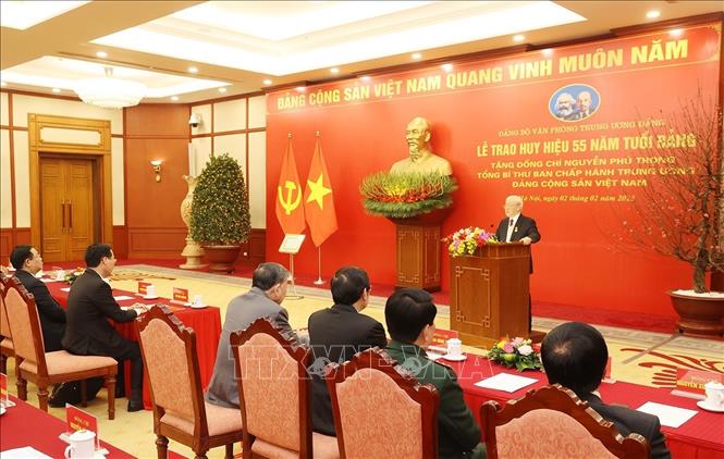 Lễ trao Huy hiệu 55 năm tuổi Đảng tặng Tổng Bí thư Nguyễn Phú Trọng Chú thích ảnh