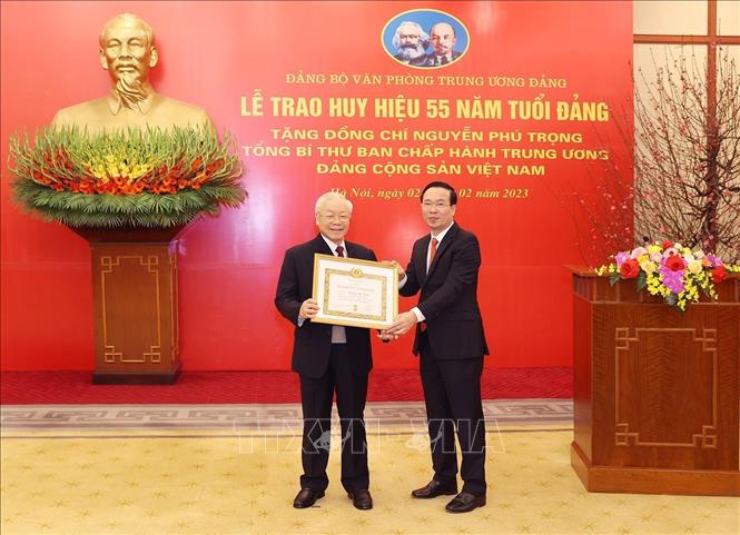 Lễ trao Huy hiệu 55 năm tuổi Đảng tặng Tổng Bí thư Nguyễn Phú Trọng Chú thích ảnh