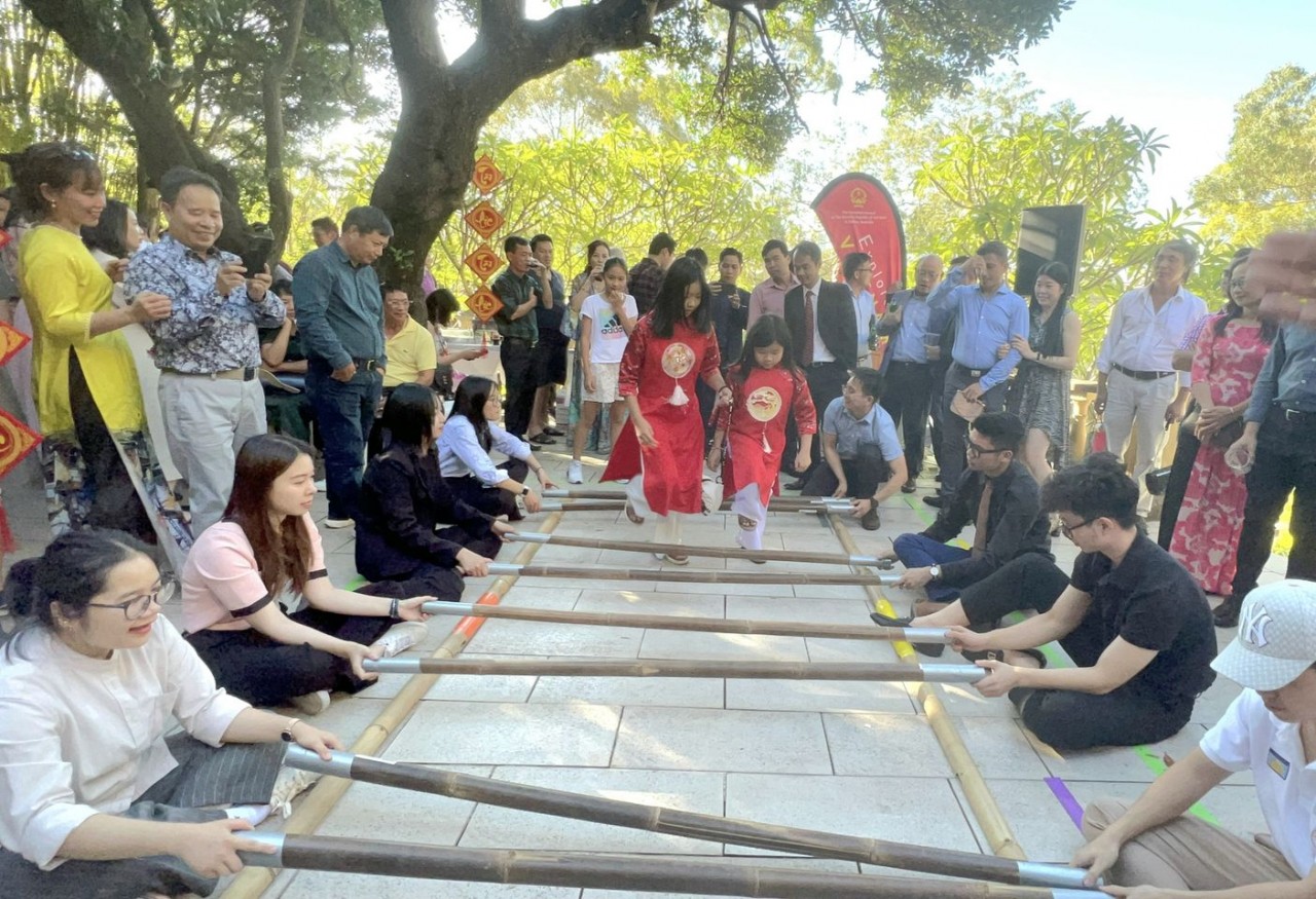 Tổng lãnh sự quán Việt Nam tại Sydney gắn kết cộng đồng qua các trò chơi dân gian ngày Tết Tổng lãnh sự quán Việt Nam tại Sydney gắn kết cộng đồng qua các trò chơi dân gian ngày Tết