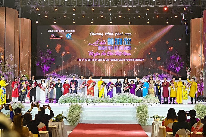 Chương trình khai mạc Lễ hội Áo dài 2022 diễn ra vào 5/3 vừa qua. Ảnh: Báo Người Lao động Chương trình khai mạc Lễ hội Áo dài 2022 diễn ra vào 5/3 vừa qua. Ảnh: Báo Người Lao động