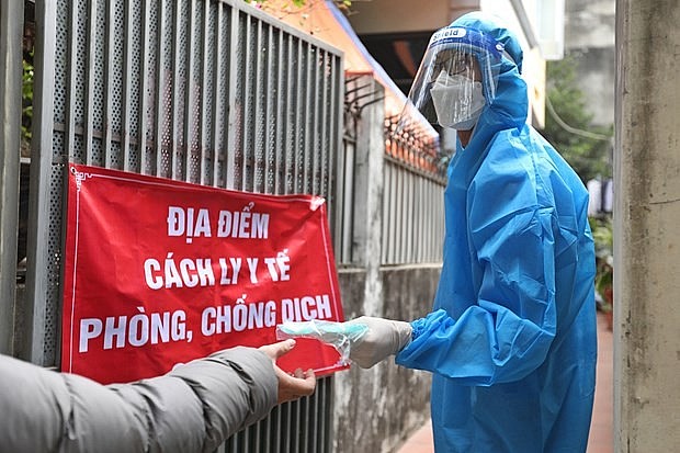 Nhân viên y tế theo dõi cho trường hợp F0 điều trị tại nhà ở Hà Nội. (Ảnh: Minh Quyết/TTXVN) Nhân viên y tế theo dõi cho trường hợp F0 điều trị tại nhà ở Hà Nội. (Ảnh: Minh Quyết/TTXVN)