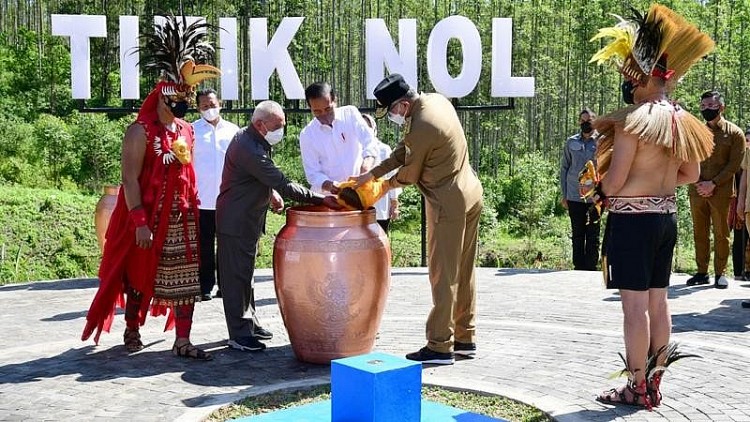 Tổng thống Joko Widodo (áo trắng -giữa) thực hiện nghi lễ trộn nước với đất lấy từ 34 tỉnh trên cả nước, tượng trưng cho sự thống nhất quốc gia. Ảnh: Phủ Tổng thống Indonesia/AFP Tổng thống Joko Widodo (áo trắng -giữa) thực hiện nghi lễ trộn nước với đất lấy từ 34 tỉnh trên cả nước, tượng trưng cho sự thống nhất quốc gia. Ảnh: Phủ Tổng thống Indonesia/AFP