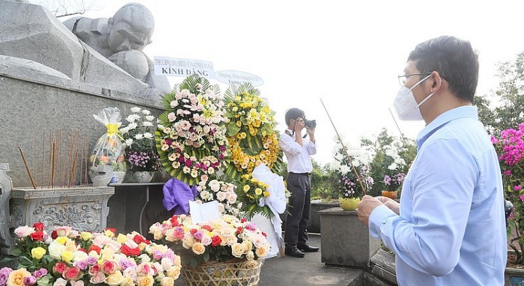 Lãnh đạo tỉnh Quảng Ngãi dâng hương tại tượng đài Sơn Mỹ. Lãnh đạo tỉnh Quảng Ngãi dâng hương tại tượng đài Sơn Mỹ.