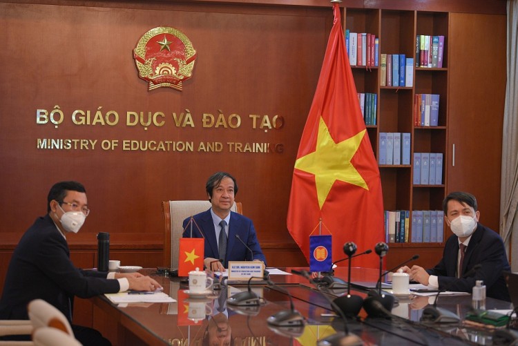 Bộ trưởng Nguyễn Kim Sơn, Thứ trưởng Nguyễn Văn Phúc, Cục trưởng Cục Hợp tác quốc tế Phạm Quang Hưng dự hội nghị tại điểm cầu Bộ Giáo dục và Đào tạo Việt Nam. Bộ trưởng Nguyễn Kim Sơn, Thứ trưởng Nguyễn Văn Phúc, Cục trưởng Cục Hợp tác quốc tế Phạm Quang Hưng dự hội nghị tại điểm cầu Bộ Giáo dục và Đào tạo Việt Nam.