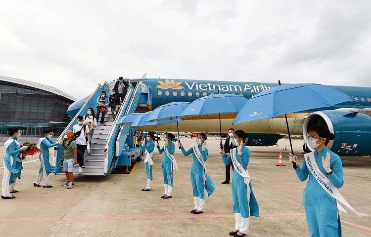 Chuyến bay đầu tiên chở du khách quốc tế đến Việt Nam trong chương trình thí điểm đón du khách quốc tế ngày 17/11/2021. Ảnh: CTV/Vietnam+ Chuyến bay đầu tiên chở du khách quốc tế đến Việt Nam trong chương trình thí điểm đón du khách quốc tế ngày 17/11/2021. Ảnh: CTV/Vietnam+