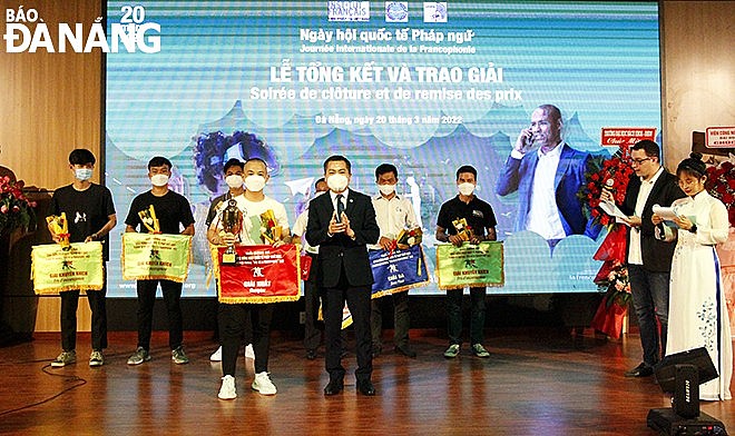 Chủ tịch Liên hiệp Các hội hữu nghị thành phố Nguyễn Ngọc Bình (hàng đầu, bên phải) trao giải Nhất giải bóng đá Pháp ngữ cho Trường Đại học Bách khoa, Đại học Đà Nẵng. Ảnh: XUÂN DŨNG/Báo Đà Nẵng Chủ tịch Liên hiệp Các hội hữu nghị thành phố Nguyễn Ngọc Bình (hàng đầu, bên phải) trao giải Nhất giải bóng đá Pháp ngữ cho Trường Đại học Bách khoa, Đại học Đà Nẵng. Ảnh: XUÂN DŨNG/Báo Đà Nẵng