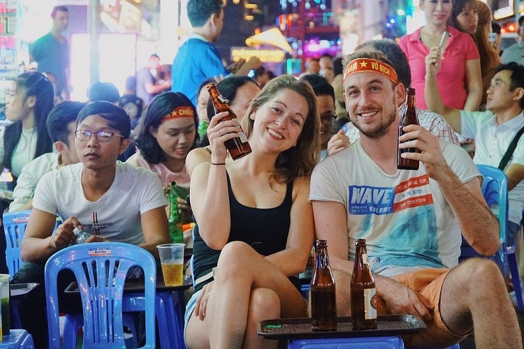 Hai du khách Tây Ban Nha trên phố Bùi Viện để cổ vũ cho đội tuyển bóng đá Việt Nam năm 2019. Ảnh: Phong Vinh Hai du khách Tây Ban Nha trên phố Bùi Viện để cổ vũ cho đội tuyển bóng đá Việt Nam năm 2019. Ảnh: Phong Vinh