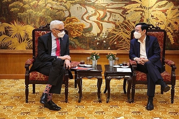 Chủ tịch VCCI Phạm Tấn Công trao đổi cùng Chủ tịch BritCham Christopher Jeffery. (Nguồn: VCCI) Chủ tịch VCCI Phạm Tấn Công trao đổi cùng Chủ tịch BritCham Christopher Jeffery. (Nguồn: VCCI)