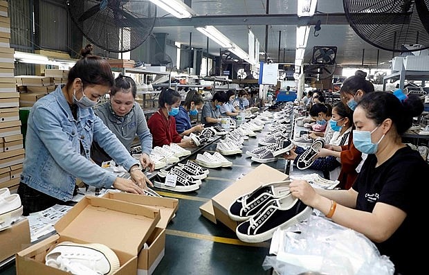 Sản xuất giày xuất khẩu tại Công ty TNHH Hóa dệt Hà Tây. (Ảnh: Trần Việt/TTXVN) Sản xuất giày xuất khẩu tại Công ty TNHH Hóa dệt Hà Tây. (Ảnh: Trần Việt/TTXVN)