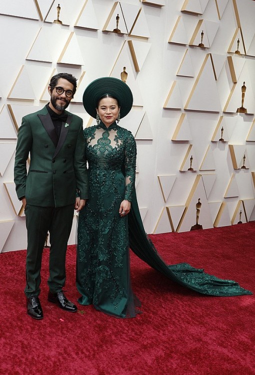 Diễn viên Kelly Marie Trần và Carlos Lopez Estrada trên thảm đỏ Oscar ngày 27-3 - Ảnh: REUTERS Diễn viên Kelly Marie Trần và Carlos Lopez Estrada trên thảm đỏ Oscar ngày 27-3 - Ảnh: REUTERS
