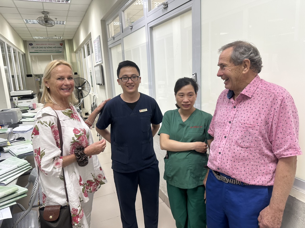 Xúc động ngày trở lại Việt Nam của cặp vợ chồng người Anh từng nguy kịch vì mắc COVID-19 Chú thích ảnh