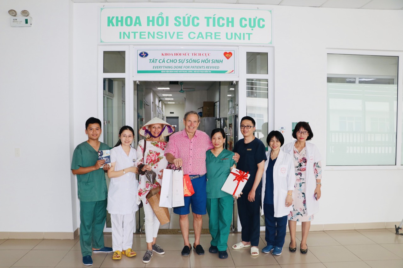 Xúc động ngày trở lại Việt Nam của cặp vợ chồng người Anh từng nguy kịch vì mắc COVID-19 Chú thích ảnh