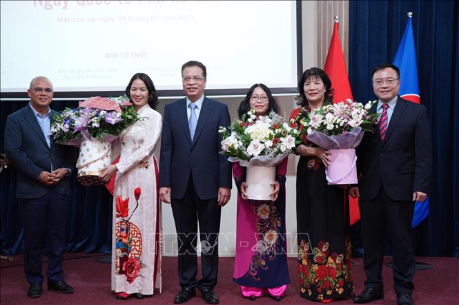 Kỷ niệm Ngày Quốc tế Phụ nữ tại Đại sứ quán Việt Nam ở LB Nga Chú thích ảnh