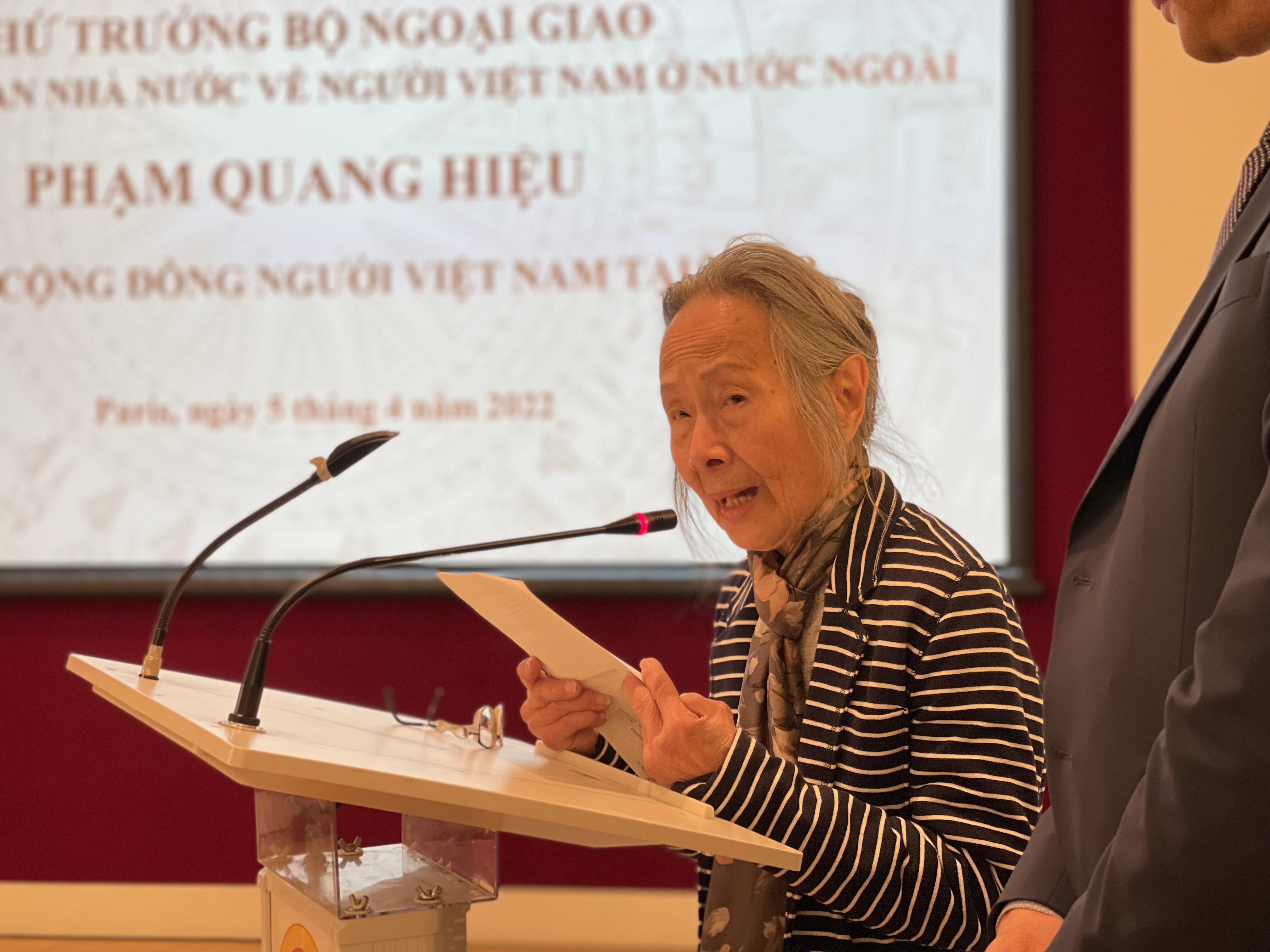 Kiều bào tại Pháp chia sẻ tâm nguyện với Ủy ban Nhà nước về người Việt Nam ở nước ngoài Chú thích ảnh