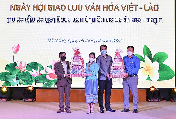 Đại diện Trường Đại học Sư phạm tặng quà chúc mừng Tết cổ truyền Bunpimay đến lưu học sinh Lào Đại diện Trường Đại học Sư phạm tặng quà chúc mừng Tết cổ truyền Bunpimay đến lưu học sinh Lào