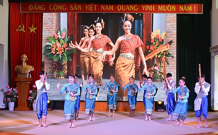 Sôi nổi Ngày hội văn hóa Việt - Lào chào mừng Tết cổ truyền Bunpimay của Lào Sôi nổi Ngày hội văn hóa Việt - Lào chào mừng Tết cổ truyền Bunpimay của Lào