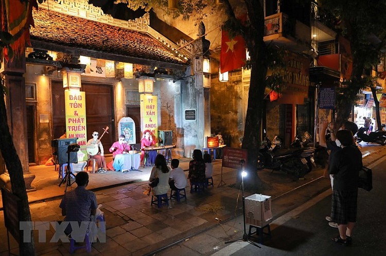 Quảng bá nghệ thuật truyền thống trong không gian phố đi bộ của Hà Nội | Văn hóa | Vietnam+ (VietnamPlus) Quảng bá nghệ thuật truyền thống trong không gian phố đi bộ của Hà Nội | Văn hóa | Vietnam+ (VietnamPlus)