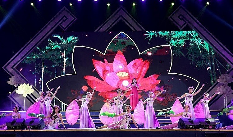 Lễ hội Làng Sen năm 2019. Ảnh: Đức Anh Lễ hội Làng Sen năm 2019. Ảnh: Đức Anh