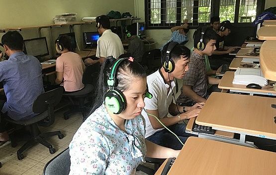 Nhiều người khiếm thị được hỗ trợ học nghề, tạo việc làm. Ảnh: Hanoimoi