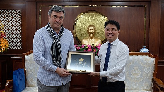 Bí thư Quận ủy quận Phú Nhuận Phạm Hồng Sơn tặng quà cho ông Vyacheslav Kalganov. Ảnh: Văn Minh Bí thư Quận ủy quận Phú Nhuận Phạm Hồng Sơn tặng quà cho ông Vyacheslav Kalganov. Ảnh: Văn Minh