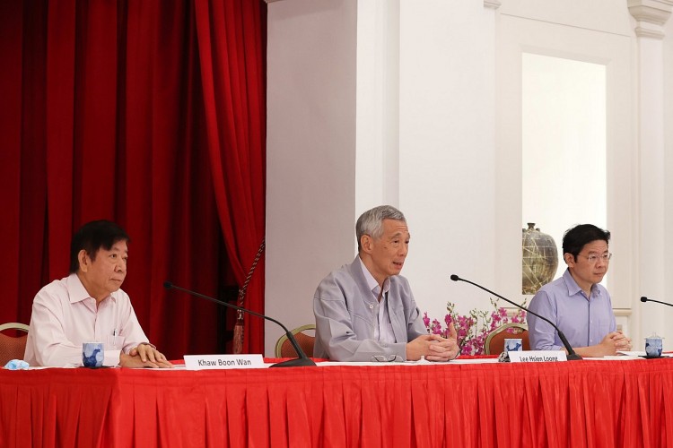 Thủ tướng Lý Hiển Long chủ trì cuộc họp báo với Bộ trưởng Wong (phải) và cựu Chủ tịch PAP Khaw Boon Wan. Ảnh: Bộ Truyền thông và Thông tin Singapore Thủ tướng Lý Hiển Long chủ trì cuộc họp báo với Bộ trưởng Wong (phải) và cựu Chủ tịch PAP Khaw Boon Wan. Ảnh: Bộ Truyền thông và Thông tin Singapore