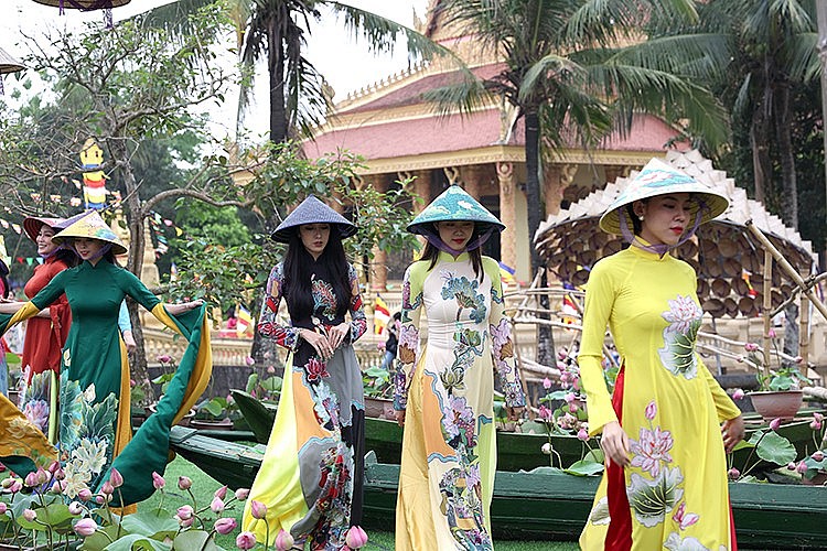 Một số thiết kế áo dài với những họa tiết hoa sen của các nhà thiết kế. Ảnh: Lê Phú/Báo Tin Tức Một số thiết kế áo dài với những họa tiết hoa sen của các nhà thiết kế. Ảnh: Lê Phú/Báo Tin Tức