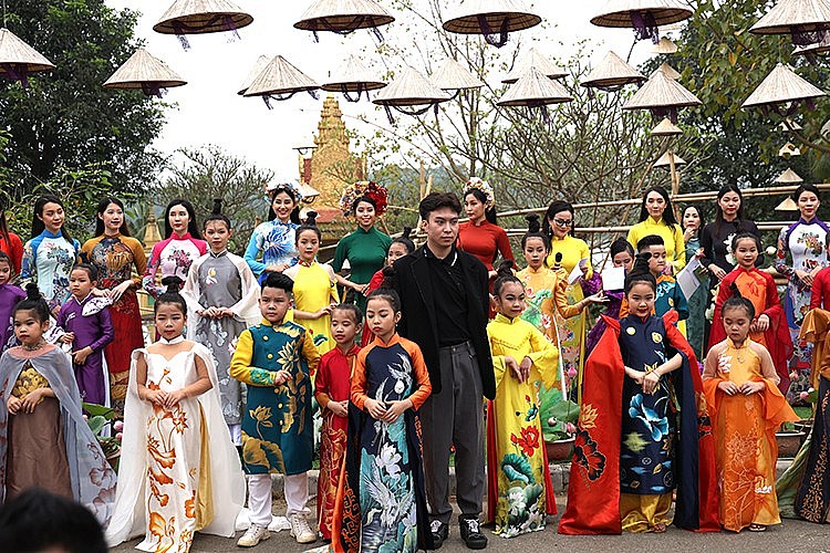 Bộ sưu tập áo dài họa tiết sen của các nhà thiết kế đến từ Huế và Thái Nguyên. Ảnh: Lê Phú/ Báo Tin tức Bộ sưu tập áo dài họa tiết sen của các nhà thiết kế đến từ Huế và Thái Nguyên. Ảnh: Lê Phú/ Báo Tin tức