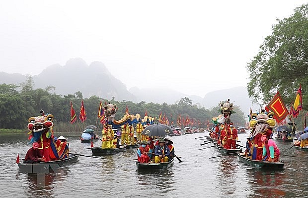 Nghi lễ rước thuyền rồng trên sông Sào Khê thuộc Quần thể danh thắng Tràng An. Ảnh: Đức Phương/ TTXVN Nghi lễ rước thuyền rồng trên sông Sào Khê thuộc Quần thể danh thắng Tràng An. Ảnh: Đức Phương/ TTXVN