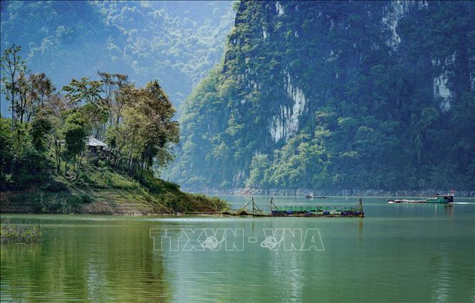 Vẻ đẹp lòng hồ sông Đà ở Tủa Chùa Chú thích ảnh